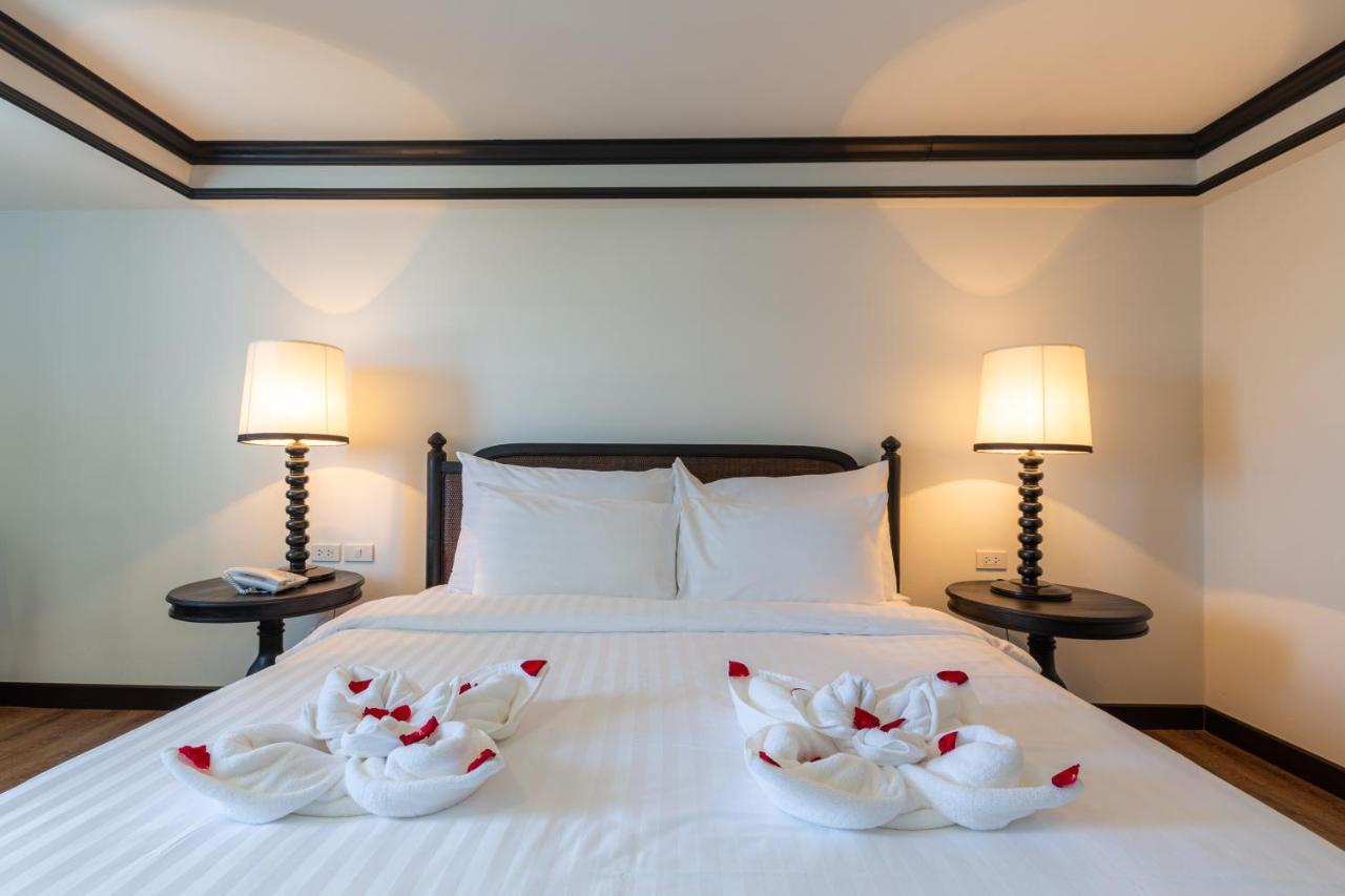 莫拉精品酒店【SHA Extra Plus】 清莱 外观 照片 A bed with a swan towel