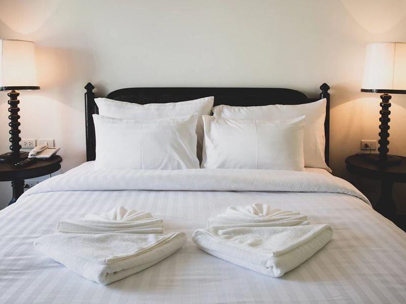 莫拉精品酒店【SHA Extra Plus】 清莱 外观 照片 A bed with pillows and towels