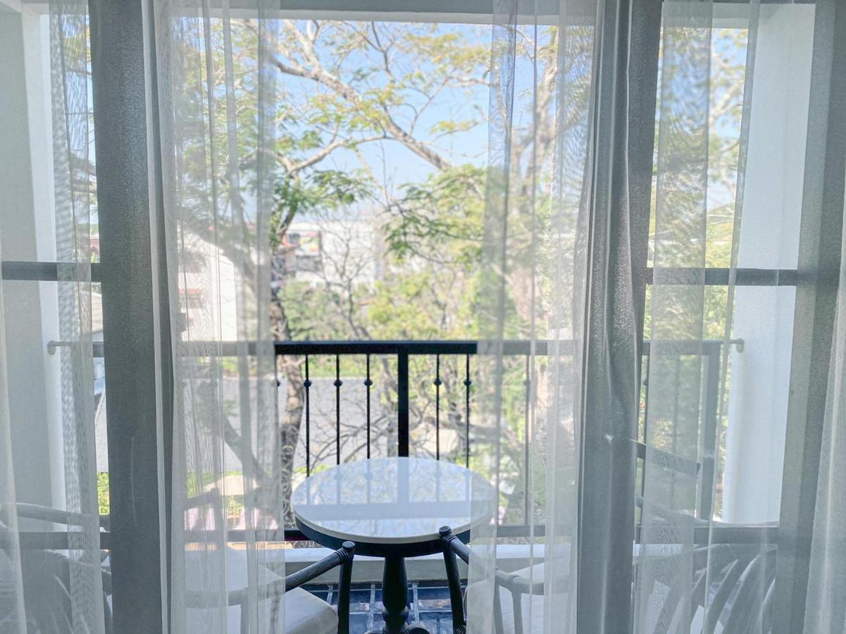 莫拉精品酒店【SHA Extra Plus】 清莱 外观 照片 A view of the balcony of a typical apartment at the complex