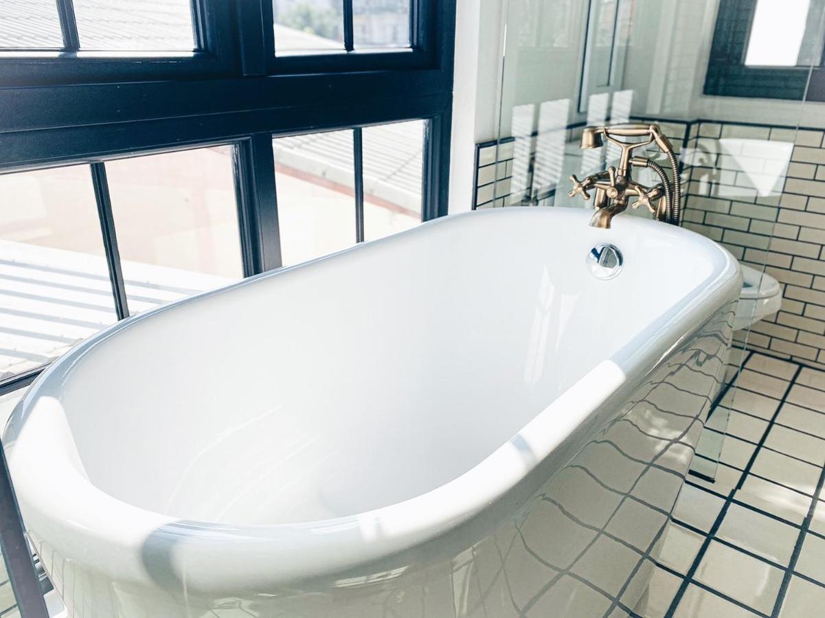 莫拉精品酒店【SHA Extra Plus】 清莱 外观 照片 A freestanding bathtub