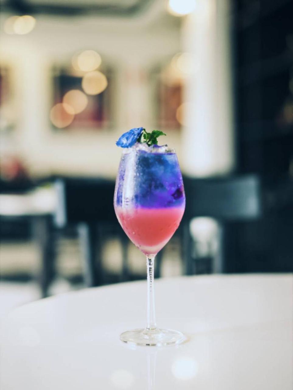 莫拉精品酒店【SHA Extra Plus】 清莱 外观 照片 A blue butterfly pea flower cocktail
