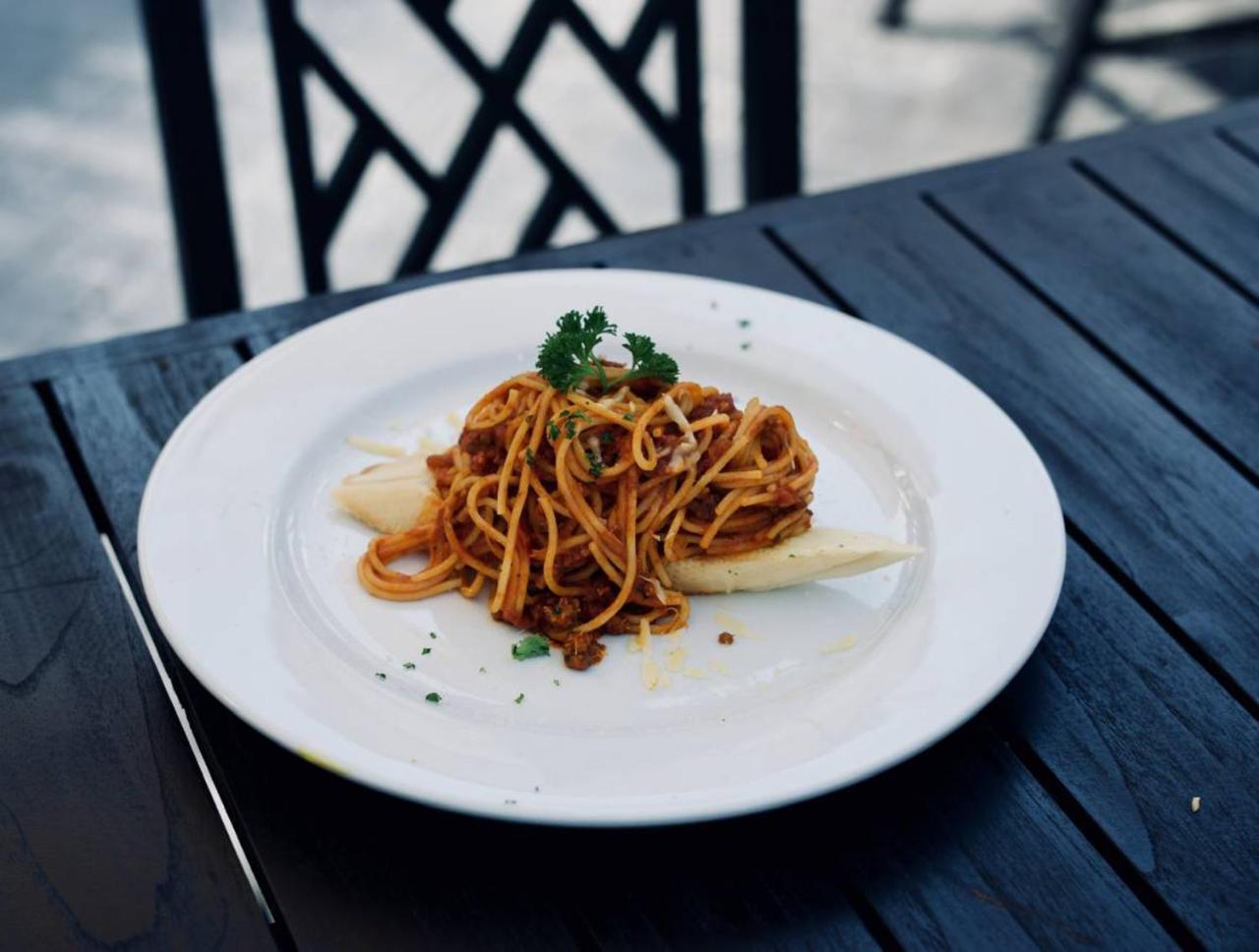 莫拉精品酒店【SHA Extra Plus】 清莱 外观 照片 A plate of spaghetti bolognese