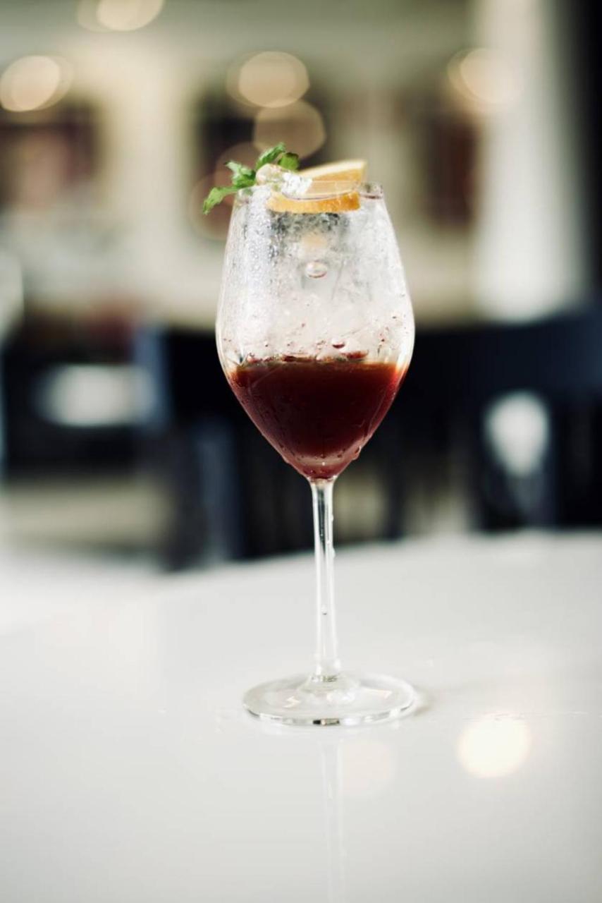 莫拉精品酒店【SHA Extra Plus】 清莱 外观 照片 A glass of Lambrusco