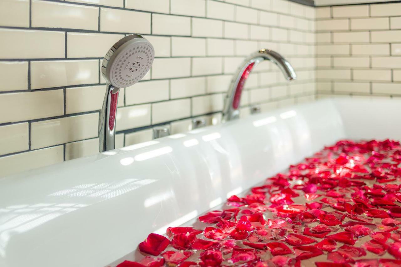 莫拉精品酒店【SHA Extra Plus】 清莱 外观 照片 A rose petal bath
